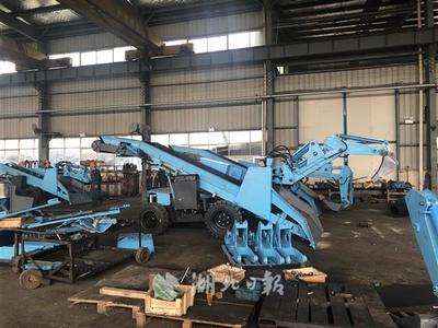 扒渣中，“扒”出小巨人——挖掘裝載機的工業(yè)力量